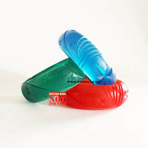 Brazalete de Joyería de Baquelita Roja Translúcida Tallada - Product Image 4