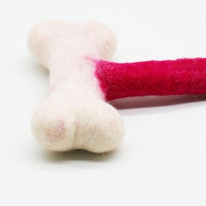 Jouet à mâcher en os en laine de Nouvelle-Zélande feutrée à la main, écologique, cadeau pour les amoureux des chiens, fabriqué à la main par des femmes artisans népalaises - Product Image 2