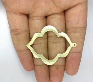 Abalorios en forma de ojo de cerradura cepillados chapados en oro para la fabricación de joyas Componentes Premium para expresiones creativas - Product Image 1