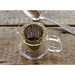 Filtre à thé tissé à la main en métal doré de haute qualité avec longue poignée pour la maison et les restaurants - Product Image 3