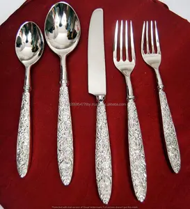 Kim Loại Phong cách độc đáo Flatware Bộ năm miếng với mạ niken hoàn thiện thiết kế dập nổi xử lý để phục vụ giá bán buôn