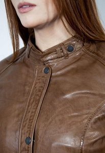 Abrigo de cuero de cordero coñac para mujer Piel de sheesham suave Acabado en estilo motorista con producto terminado de elegancia atemporal - Product Image 3