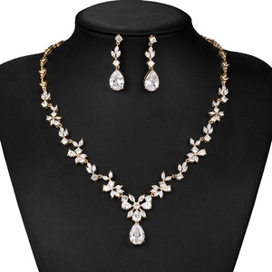 Set di Gioielli <span class=keywords><strong>da</strong></span> <span class=keywords><strong>Sposa</strong></span> Weiman con Collana e Orecchini Pendenti a Goccia e Motivo Floreale in Zirconia Cubica Lucida - Product Image 4