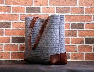 Sac fourre-tout décontracté en cuir fait main pour femme avec deux poignées, bandoulière en feutre et cuir, grand sac en cuir Markhor à motif bonbon pour usage quotidien - Product Image 2