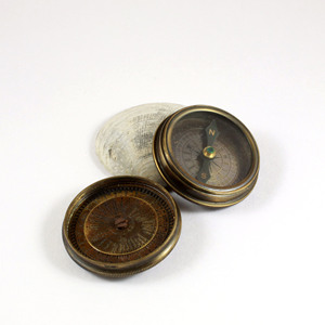 Reloj de brújula Náutica de latón antiguo Calendario de 100 años hecho a mano 100% que muestra diferentes ciudades aleación cuero vidrio Metal - Product Image 2