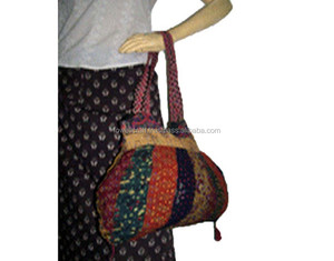 Bolso de Hombro Casual Bohemio Hecho a Mano con Bordado Étnico Katha, Lona de Algodón y Patrón Geométrico - Product Image 2