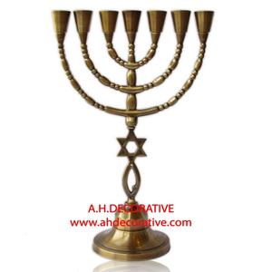 Menorá Navideña de Aluminio Hecha a Mano con 7 Brazos para Velas, Acabado Antiguo de Latón, Decoración de Lujo para Mesa o Jardín, Portavelas - Product Image 1
