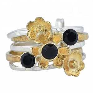 Plata de Ley 925 facetada con anillo chapado en oro y plata Anillo de piedras preciosas de ónix negro Ajuste de bisel de joyería Anillo de moda para mujer. - Product Image 1