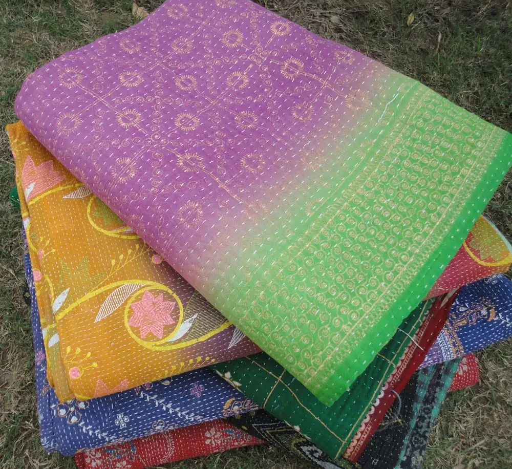 Patch di Lavoro Kantha Trapunta Fatta A Mano Sari Coperta Copriletto Patch di Cotone Sari di Tiro Doppia Kantha Kantha Vintage Sari Indiano Tessuto