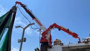 Hydraulic <b>marine</b> deck crane for ship with load monitoring system and remote control - Product Image 3