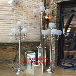 Candelabro Alto de Aluminio Plateado con 5 Globos de Cristal, Diseño Elegante, Centro de Mesa de Lujo para Bodas y Navidad, Hecho a Mano - Product Image 1