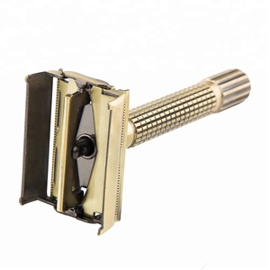 Maquinilla de afeitar de seguridad clásica con mango de acabado dorado - Product Image 3