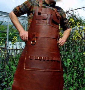 ผ้ากันเปื้อนหนังวัวแท้สำหรับช่างไม้ รุ่นซุปเปอร์ดีลักซ์ พร้อมกระเป๋าและห่วงทองเหลือง - Product Image 1