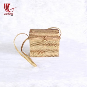 กระเป๋าสะพายข้างหวายทรงสี่เหลี่ยมสไตล์วินเทจพร้อมฝาปิดดีไซน์กล่องปิด - Product Image 1