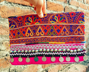 Bolso de mano Banjara vintage con material de lona bordado afgano con forro de algodón estilo retro - Product Image 1
