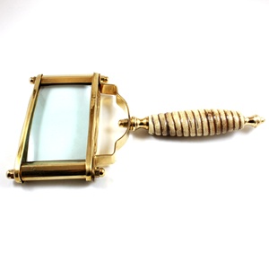 Lentille de loupe rectangulaire en laiton nautique Calyron Belle poignée incurvée Poignée faite à la main Conception européenne Alliage durable - Product Image 2