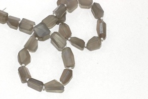 14 pouces de Long en pierre de lune grise naturelle, pépites à facettes en forme de perles, fabricant en gros, véritable haute qualité - Product Image 3