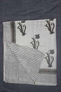 Edredón Kantha de algodón tamaño Queen hecho a mano, diseño indio, manta Gudari y colcha para uso doméstico o hotelero - Product Image 2