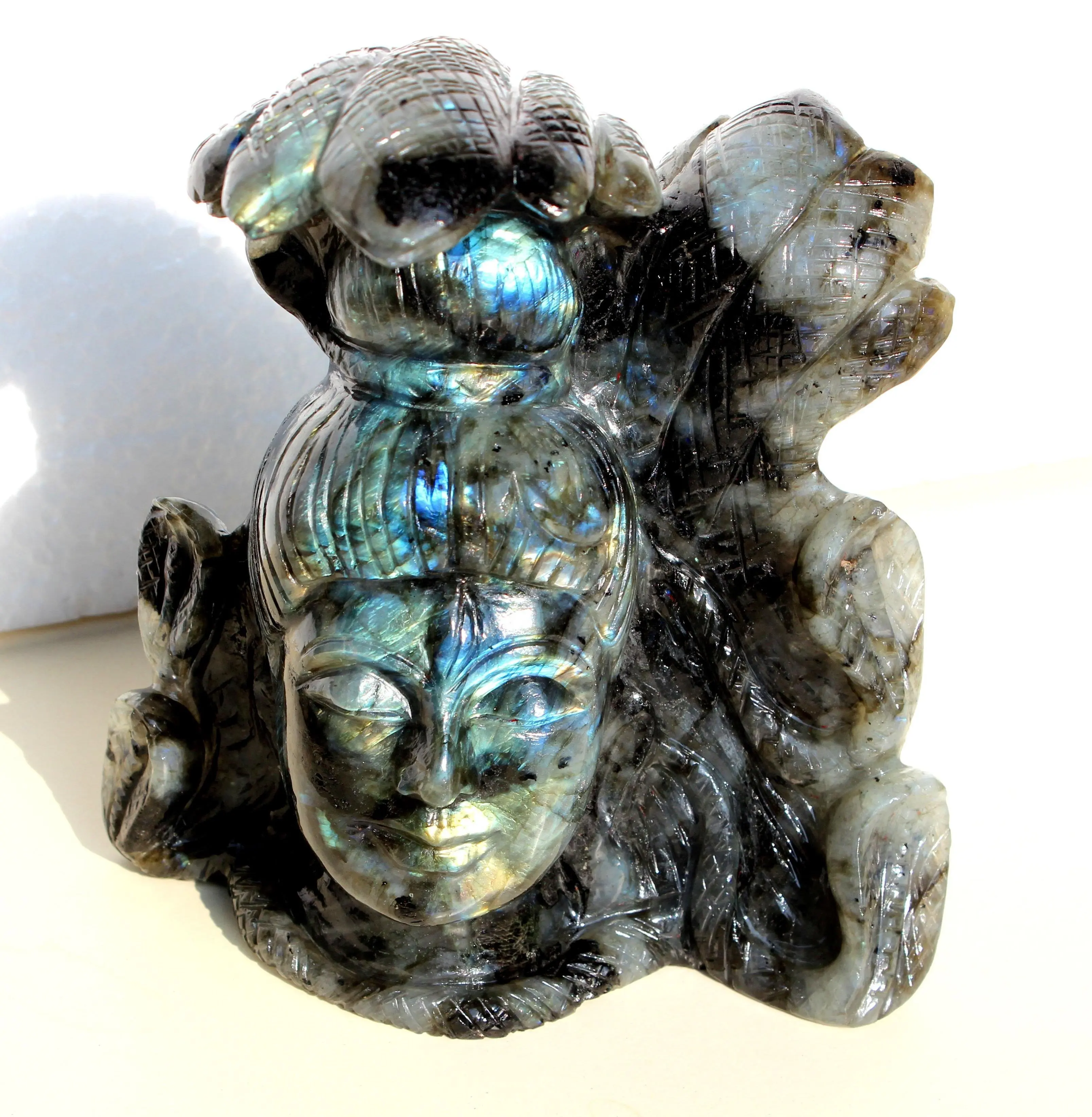 تمثال لابرادوريت, تمثال من اللابرادوريت منحوت يدويًا بأحجار كريمة طبيعية من الكريستالات