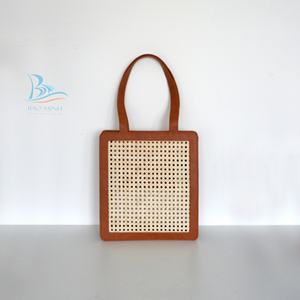 Bolso de Ratán Natural con Dos Asas, Cierre de Cuero PU, Tipo Abierto y Decoración de Borlas, de Vietnam - Product Image 1