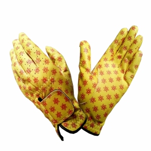 Guante de golf Cabretta azul claro con estampado de mariposa blanca Producto de cuero Premium - Product Image 3