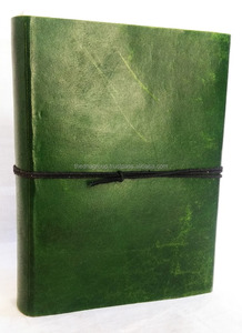 Diario de cuero verde vintage, diseño de hombre en relieve hecho a mano con cierre de correa, diario de calidad superior para escribir y escribir - Product Image 3