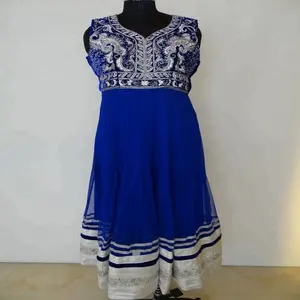 网上批发商店的女性服装 (salwar kameez套装)