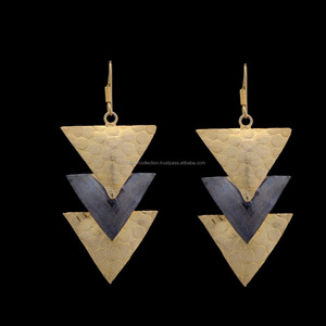 Pendientes de gancho de dos tonos triangulares dorados con diseño geométrico martillado - Product Image 2