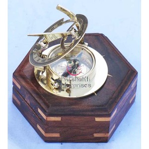 Vente en gros de cadran solaire en laiton finition polonaise avec boîte en bois marron cadran solaire gravé personnalisé article de cadeau de décoration nautique - Product Image 2