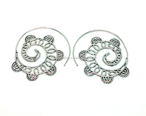 Boucles d'oreilles créoles en spirale en laiton de style bohème pour femmes, plaquées argent oxydé, bijoux indiens pour anniversaire - Product Image 1