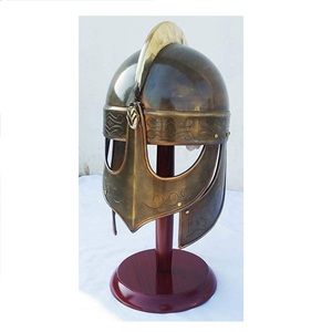Figurine de casque de chevalier romain en fer poli - Product Image 1