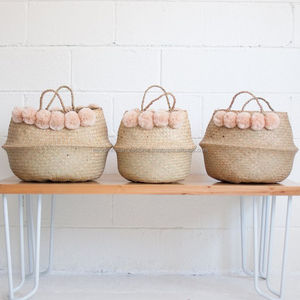 Cesta de vientre Natural de algas marinas con pompones de color rosa claro - Product Image 1