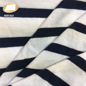 Venta caliente blanco y negro raya rayón tejido de punto para prendas de vestir - Product Image 2