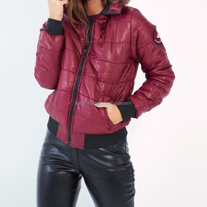 Chaqueta de Invierno Acolchada Reversible Roja para Mujer KIJQJW2, con Patrón, Resistente al Viento, Transpirable, Cuello Alto, Nylon Brillante con Plumas - Product Image 1