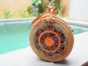 ORIGINAL PRODUCTS EXPORT QUALITY >> New Design Ethnic Straw Rattan Sling Bags <b>Circle</b> with <b>Wooden</b> Hand Carved Handmade Process - Product Image 2