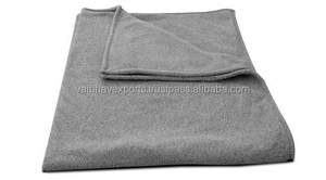 Manta Seca Hecha en India con 30% de Lana Reciclada en Color Gris para Ayuda de Emergencia, Donación por Desastres y Objetos de Regalo - Product Image 4