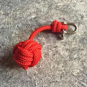 Llavero - Anillo para llaves "Puño de Mono" |   SediciNodi RED Felicidad Hecha a Mano - Product Image 1