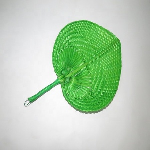 Éventail à main en feuille de palmier de couleur naturelle et assortie, technique de bambou peint, provenant du Vietnam - Product Image 1