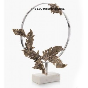 Forma de anillo de hojas de metal real en base de mármol blanco muestra pieza escultura decorativa 14X3X15 pulgadas artículos de decoración de la casa centro de mesa - Product Image 1