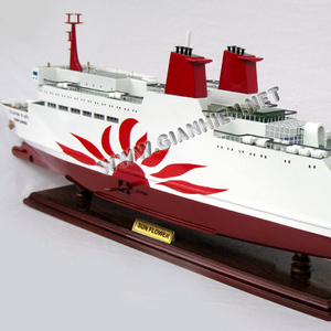 Modelo de Barco de Madera con Luces de Girasol - Juguete Artesanal para Niños de 5 a 7 Años Hecho en Vietnam - Product Image 1