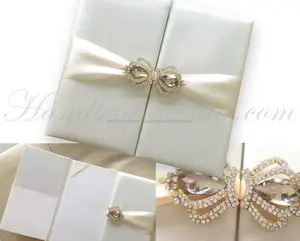 Broche de coroa enfeitado marfim seda folio convite de casamento
