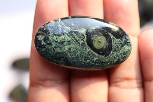 Precio de fábrica al por mayor AAA + CALIDAD Kambaba Jasper cabujón piedra preciosa única Natural verde suelta piedra preciosa con certificado IGI - Product Image 4