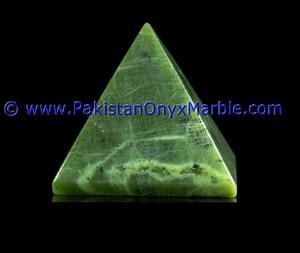 Pyramide de jade vert (néphrite) Pierre précieuse de beauté naturelle polie à partir de pierres minérales colorées du Pakistan - Product Image 5