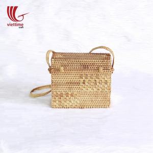 Sac à bandoulière rectangulaire en rotin de style vintage avec couvercle et fermeture - Product Image 4