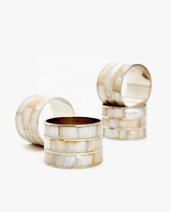 Anneau de serviette ronde en bois naturel, avec incrustation de perles - Product Image 1