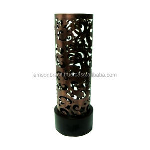 Portavelas de pilar de Metal para decoración del hogar Portavelas cónico de oro moderno Diseño perforado clásico hecho a mano - Product Image 1