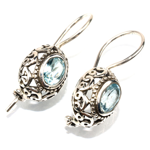 Magnifiques boucles d'oreilles en argent sterling 925 avec topaze bleue de forme ovale, marque Shri Ashapura Jewels, style bohème chrétien, Inde - Product Image 1