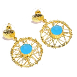Boucles d'oreilles en laiton plaqué or de créateur indien avec calcédoine bleue naturelle Bijoux de mode en forme de goutte - Product Image 1