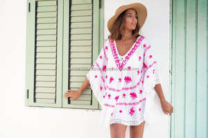 Chic Designer Dames Broder Mini Caftan Doux Lisse Coton Blanc Rose Chaud Contraste Zig Zag Tassel Cou Frangé Ourlet Poncho - Product Image 2