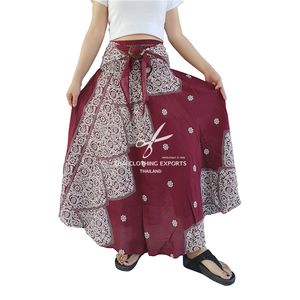 กระโปรงยาวพิมพ์ลายแบบไทยดั้งเดิมพร้อมกระดุมมะพร้าว - Product Image 2